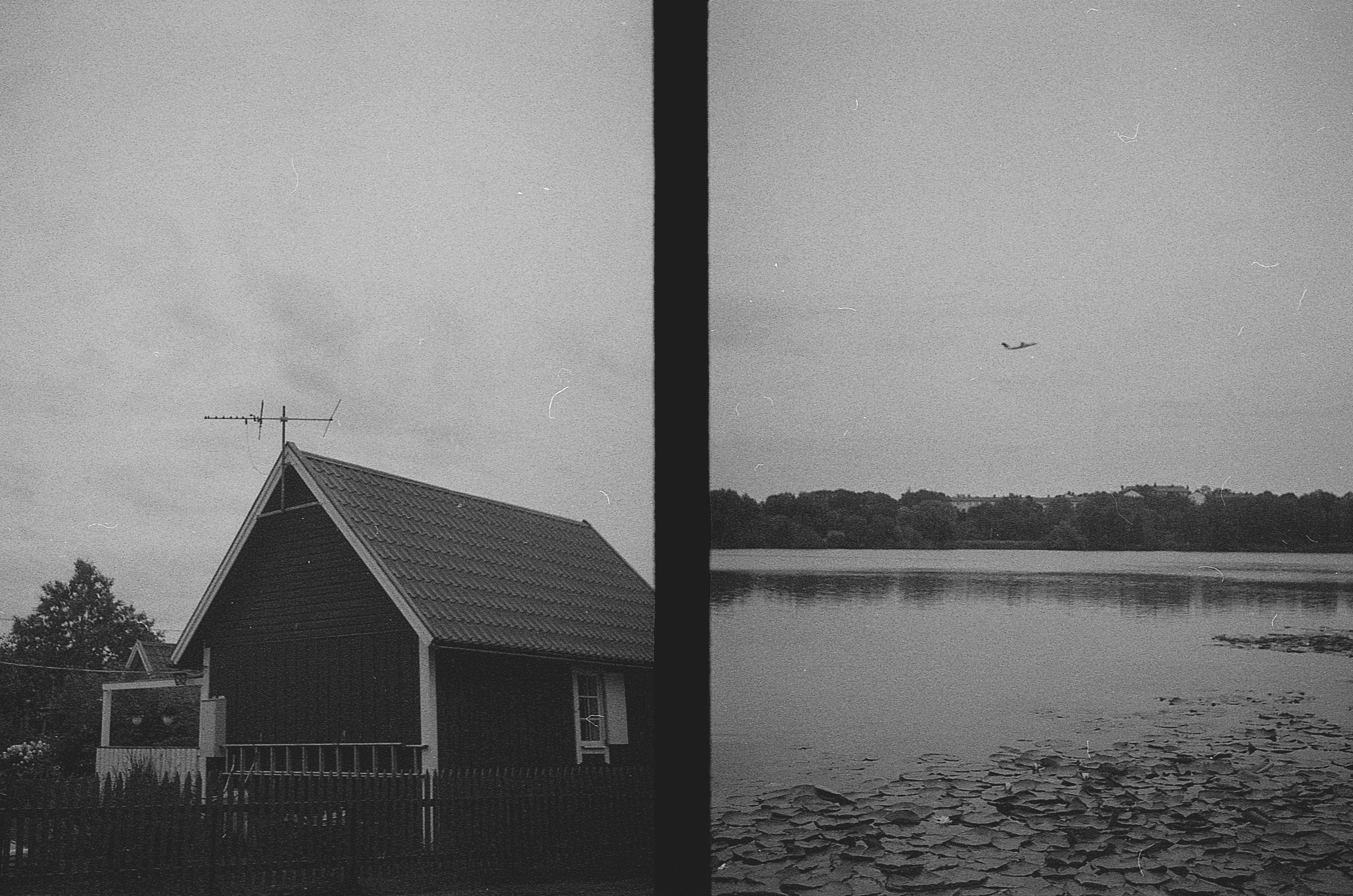 svartvit diptyk på litet hus och vy över sjö